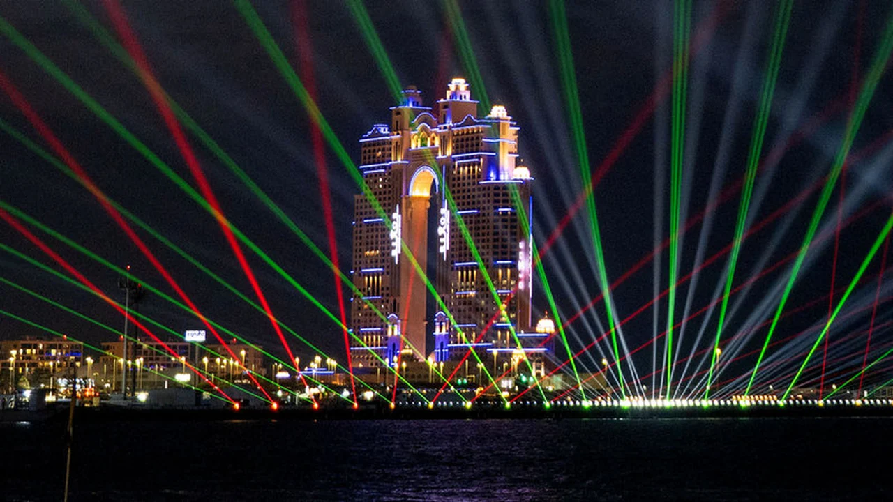 حروف من نور وفرح تشكل ملامح معايدة إماراتية في احتفالية استثنائية